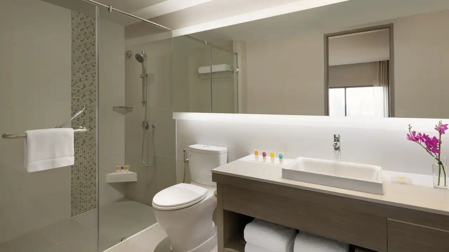 Hyatt Place Bangkok Sukhumvit 24 — Bathroom