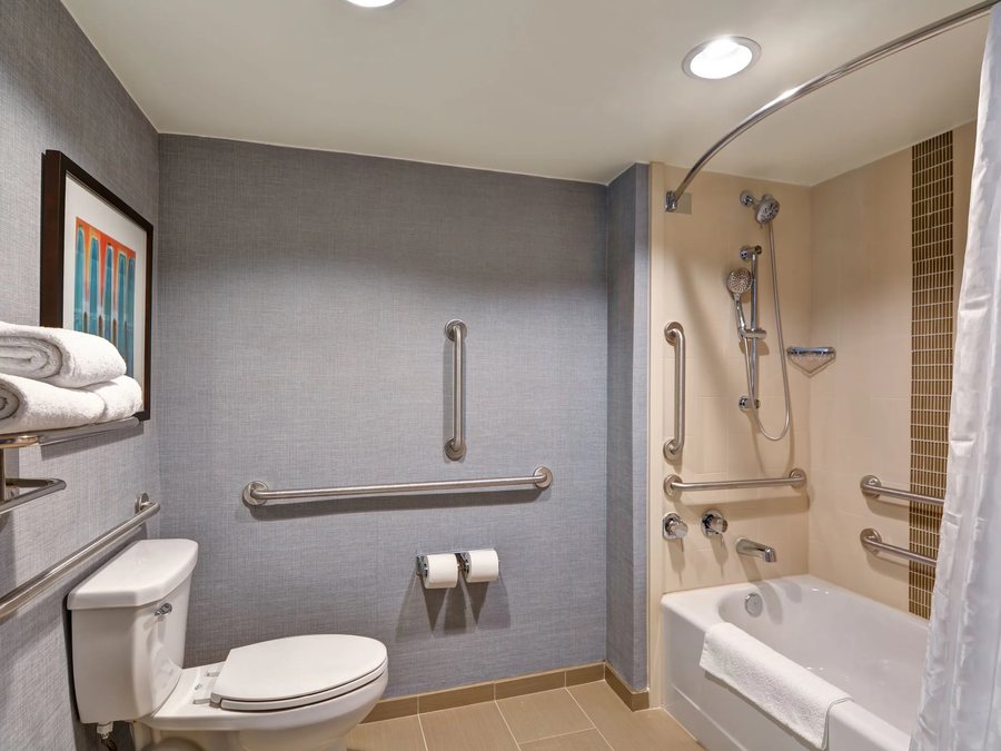 Hyatt Place Birmingham Hoover — Bathroom