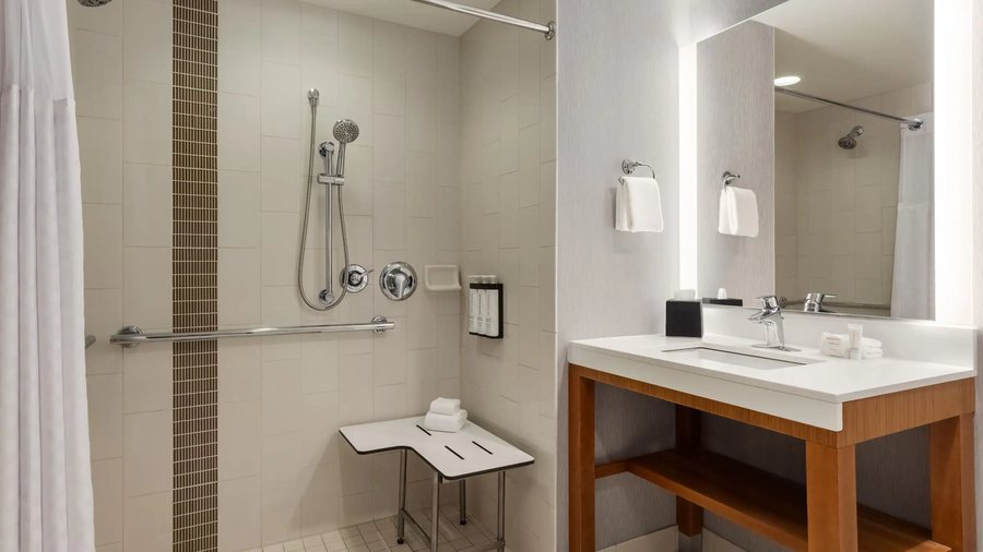 Hyatt Place Bloomington — Bathroom