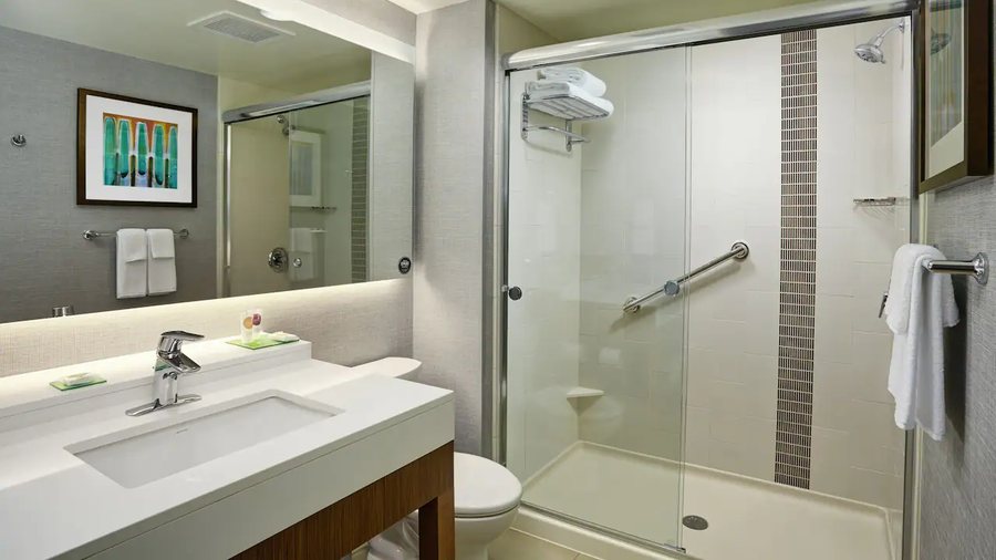 Hyatt Place Bloomington Normal — Bathroom