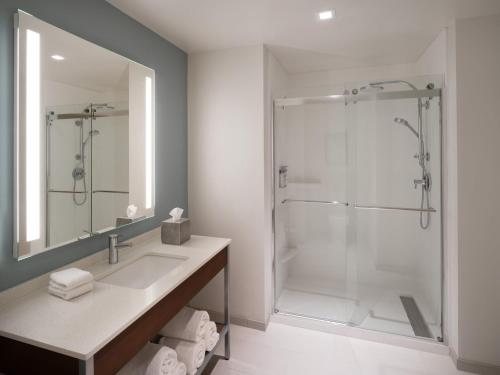 Hyatt Place Bozeman Yellowstone Airport — Bathroom