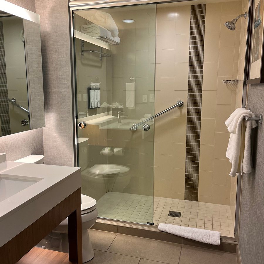 Hyatt Place Buffalo Amherst — Bathroom
