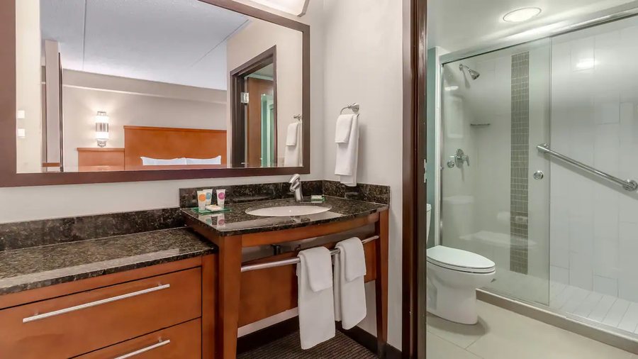 Hyatt Place Charlotte Airport Billy Graham Parkway — Bathroom
