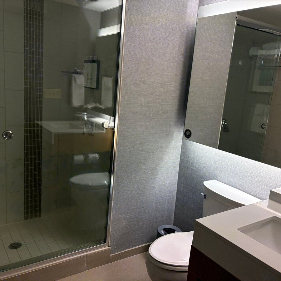 Hyatt Place Charlotte Downtown — Bathroom