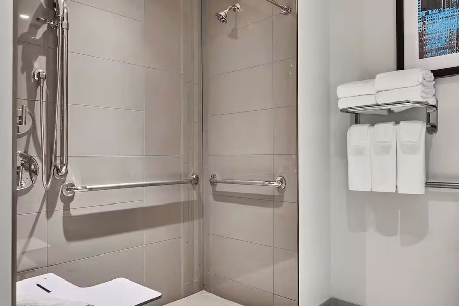 Hyatt Place Chicago Medical University District Chicago Illinois — Bathroom