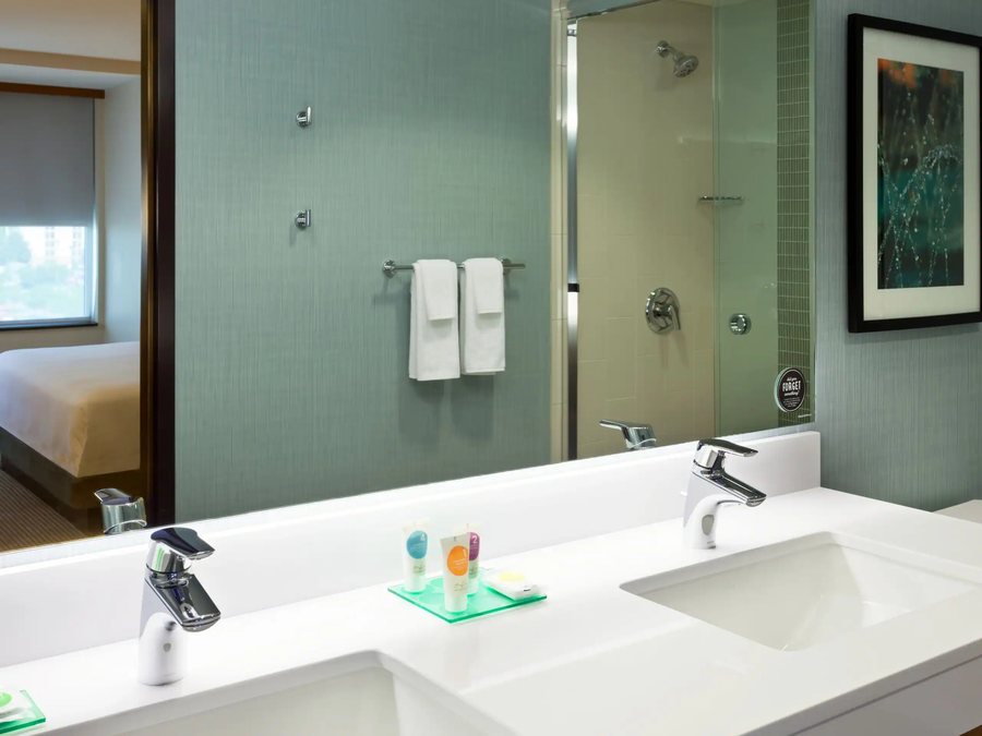 Hyatt Place Chicago Midway Airport — Bathroom