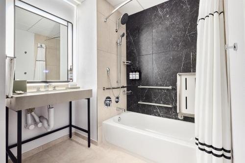 Hyatt Place Chicago River North — Bathroom