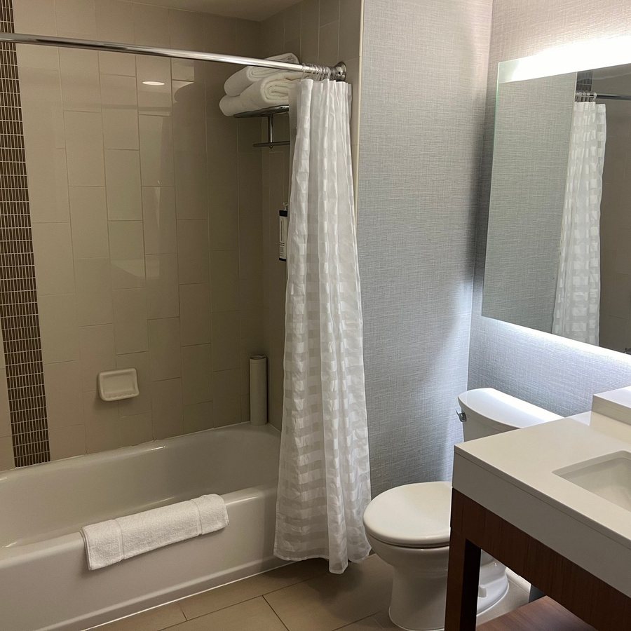 Hyatt Place Chicago South University Medical Center Chicago Illinois — Bathroom