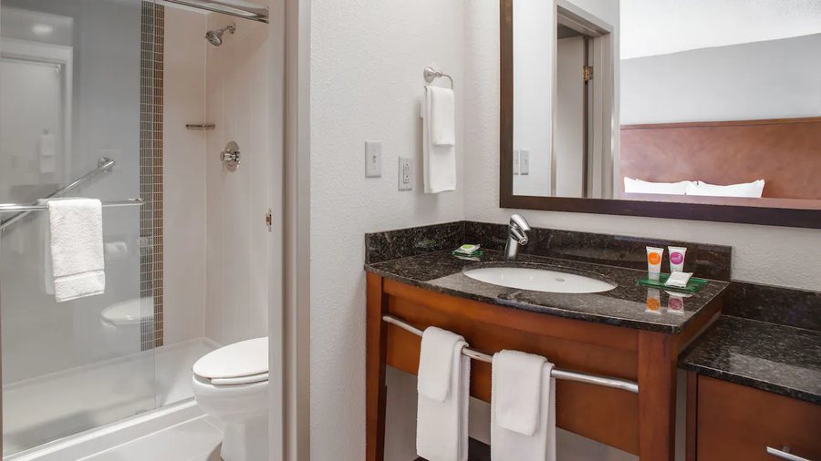 Hyatt Place Cincinnati Blue Ash — Bathroom