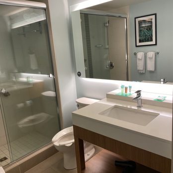 Hyatt Place Columbia Downtown The Vista — Bathroom