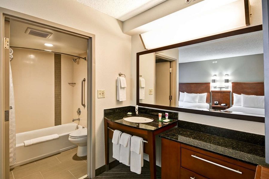 Hyatt Place Dallas Garland Richardson — Bathroom