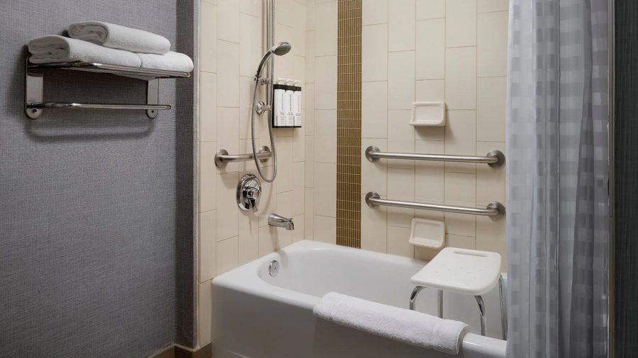 Hyatt Place Dallas Plano — Bathroom