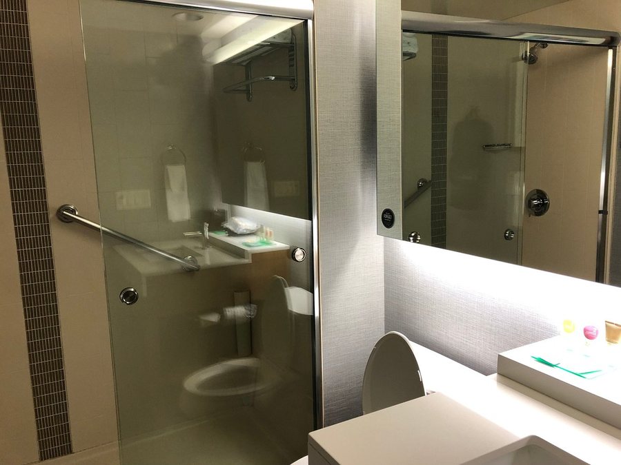 Hyatt Place Delano — Bathroom