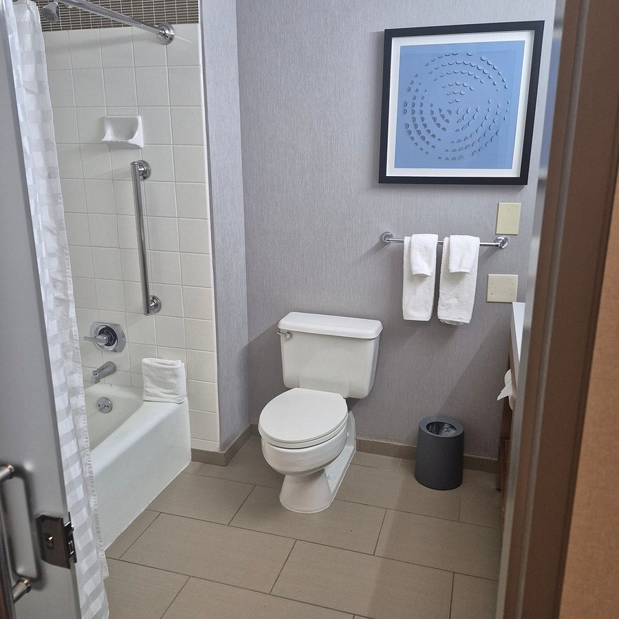 Hyatt Place Denver Cherry Creek — Bathroom