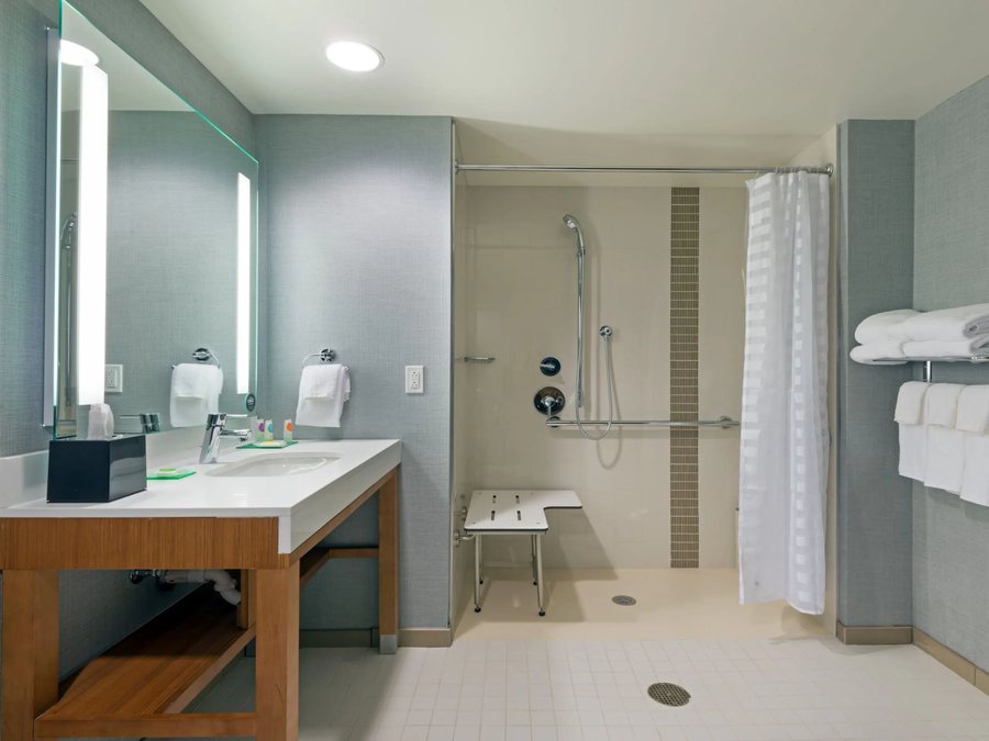 Hyatt Place Denver downtown — Bathroom