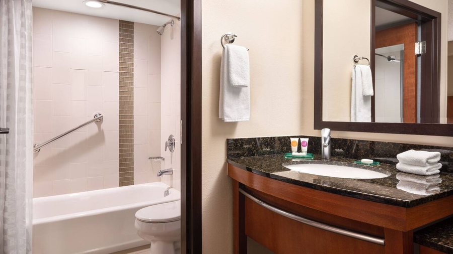 Hyatt Place Denver South Park Meadows — Bathroom
