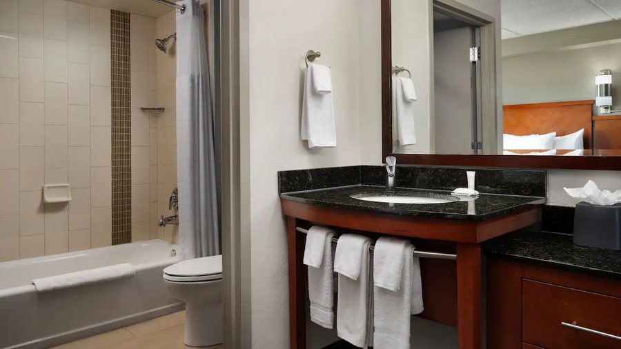 Hyatt Place DFW — Bathroom