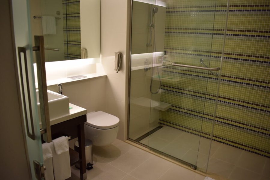 Hyatt Place Dubai Baniyas Square — Bathroom