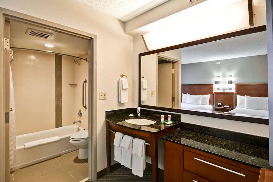 Hyatt Place El Paso Airport — Bathroom