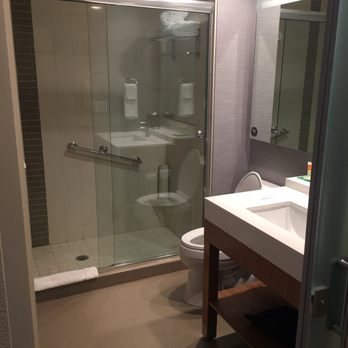 Hyatt Place Emeryville San Francisco Bay Area — Bathroom