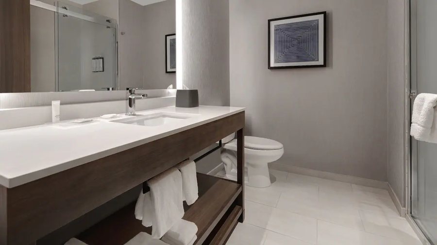 Hyatt Place Flagstaff — Bathroom