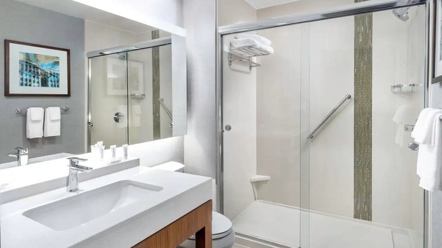 Hyatt Place Fort Wayne Northwest — Bathroom