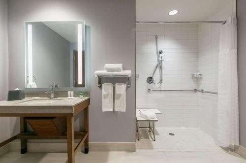 Hyatt Place Fort Worth Cityview — Bathroom