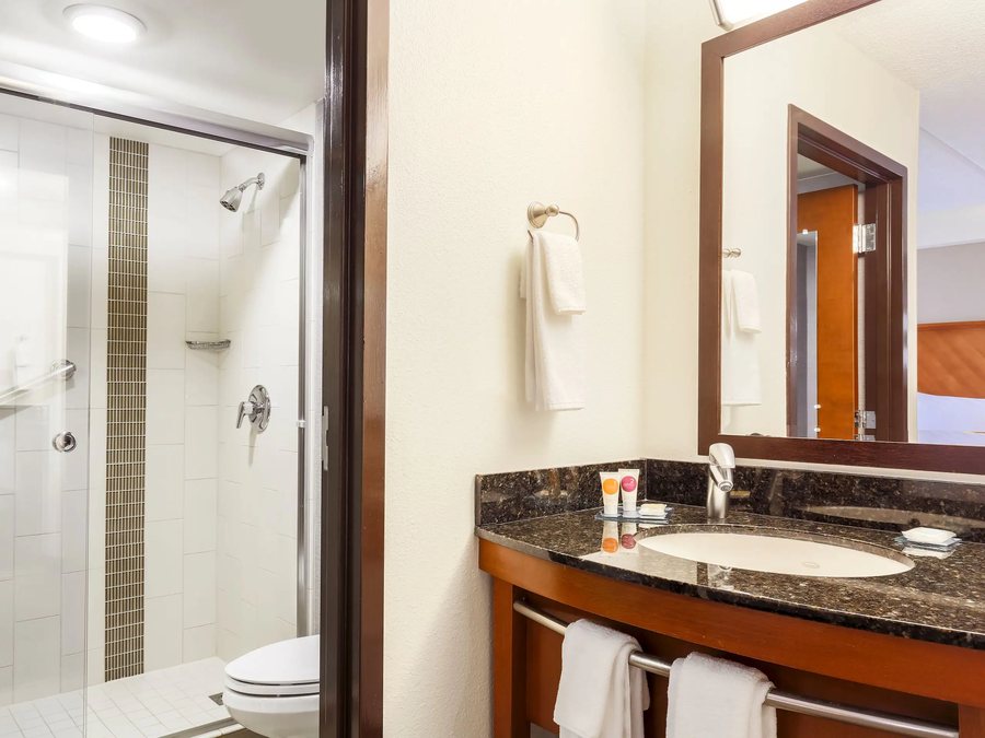 Hyatt Place Fort Worth Historic Stockyards — Bathroom