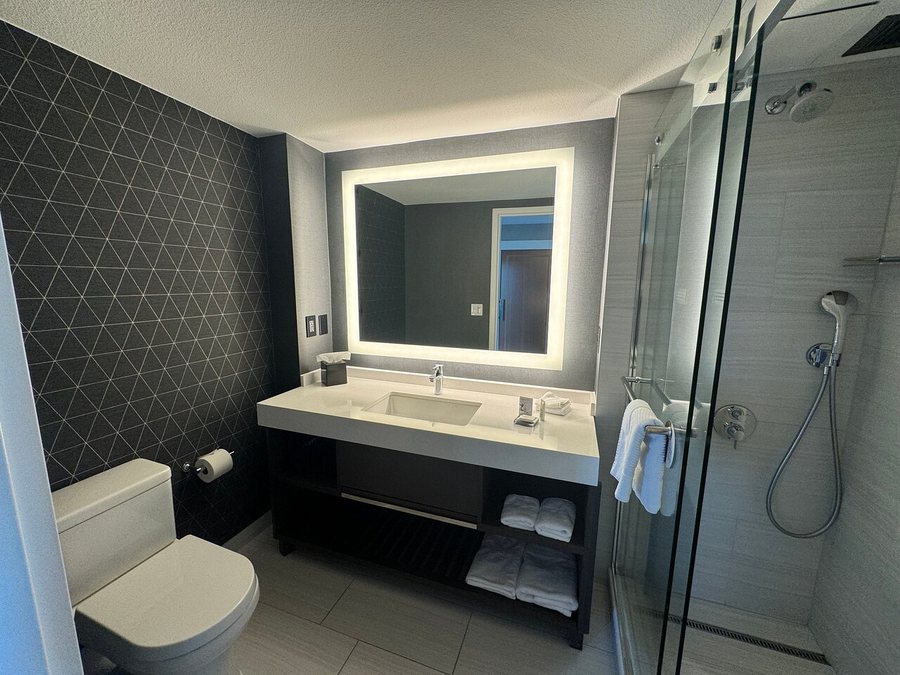 Hyatt Place Fremont Silicon Valley — Bathroom