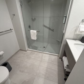 Hyatt Place Fresno — Bathroom