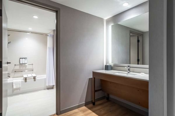 Hyatt Place Gainesville Downtown — Bathroom