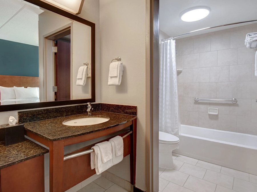 Hyatt Place Grand Rapids Downtown — Bathroom