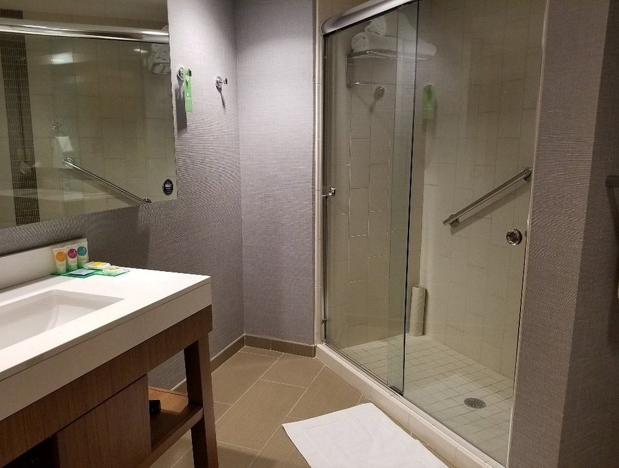 Hyatt Place Greensboro Downtown — Bathroom