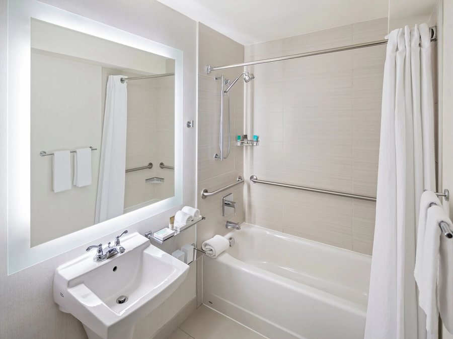 Hyatt Place Greenville Downtown — Bathroom