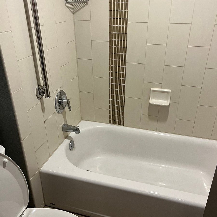 Hyatt Place Greenville Haywood — Bathroom