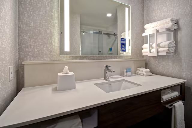 Hyatt Place Hampton Convention Center — Bathroom