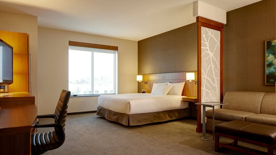 Hyatt Place Hampton Convention Center — Guest room