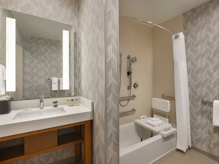 Hyatt Place Houston Downtown — Bathroom