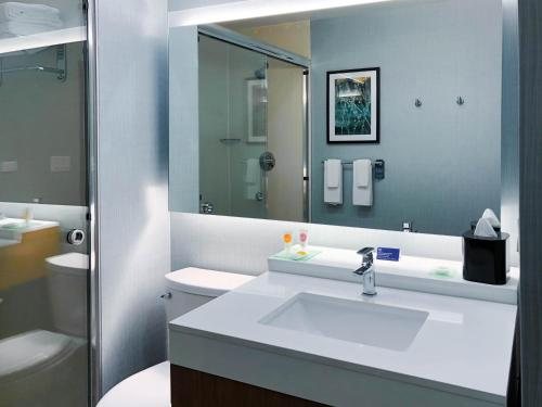 Hyatt Place Houston Northwest Cy Fair — Bathroom