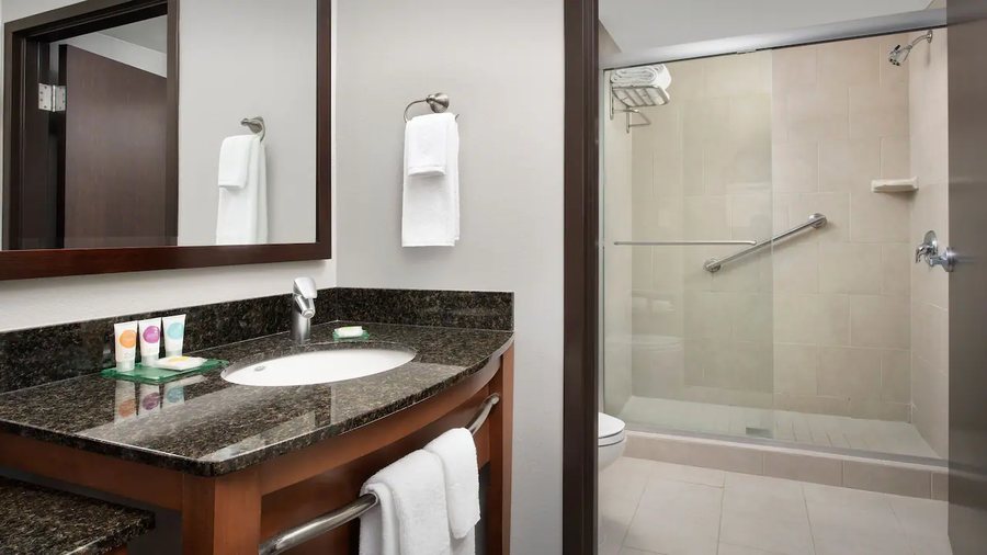 Hyatt Place Houston Sugar Land — Bathroom
