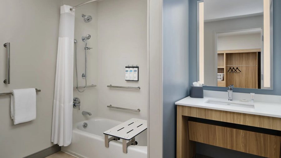 Hyatt Place Huntsville Research Park Redstone — Bathroom