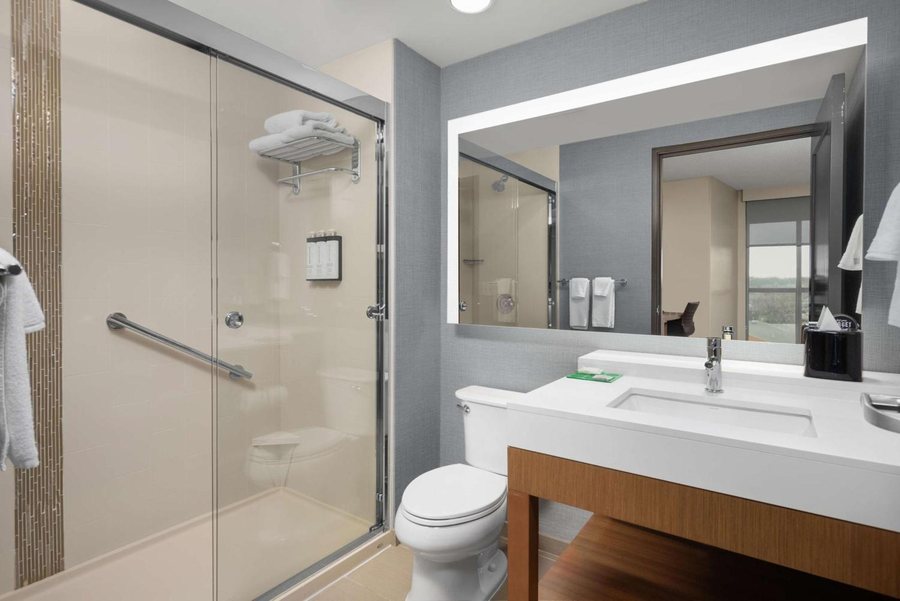 Hyatt Place Iowa City Downtown — Bathroom