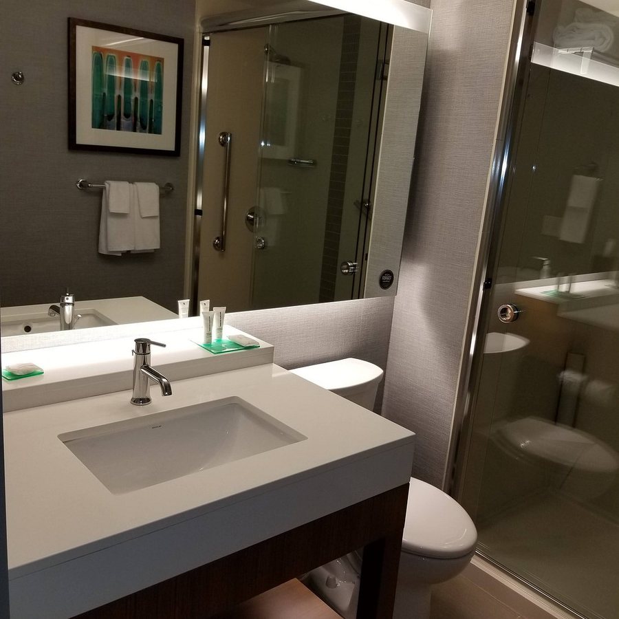 Hyatt Place Kansas City Lenexa City Center — Bathroom