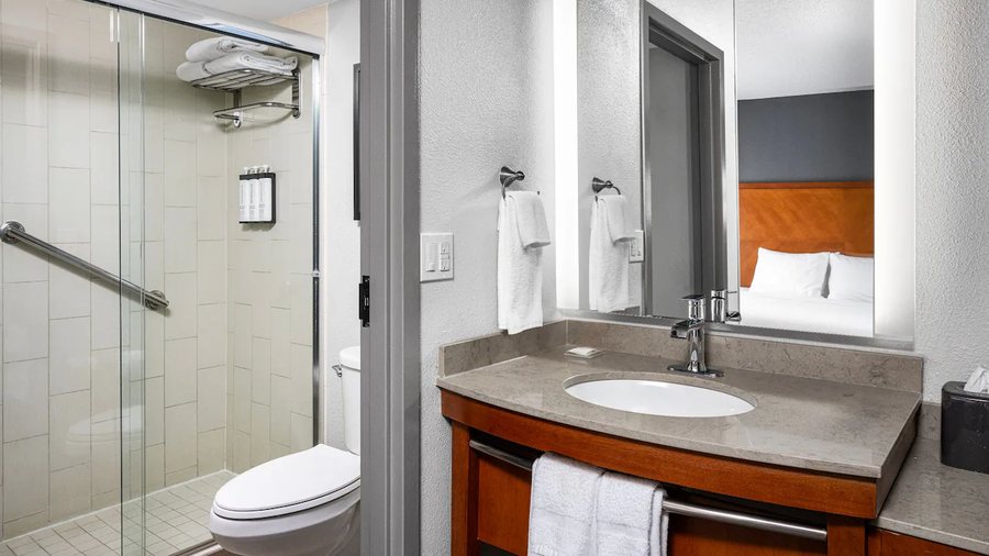 Hyatt Place Kansas City Overland Park Convention Center — Bathroom