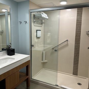 Hyatt Place Knoxville Downtown — Bathroom