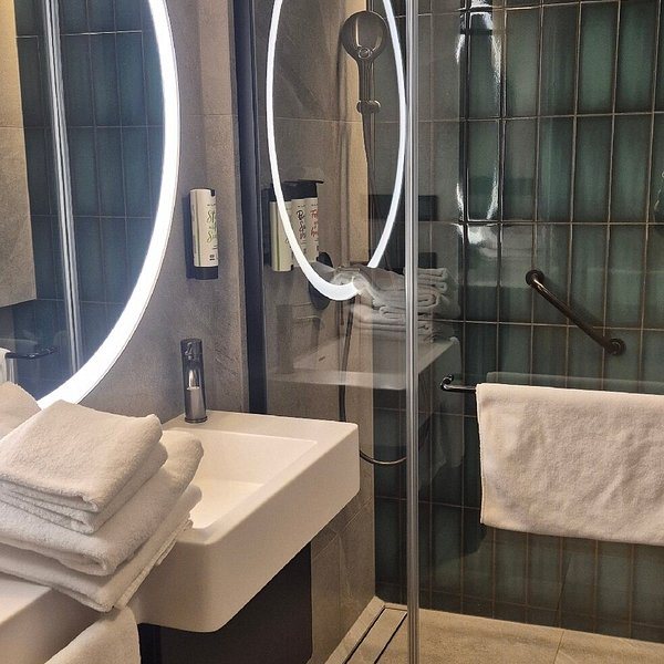 Hyatt Place Krakow — Bathroom