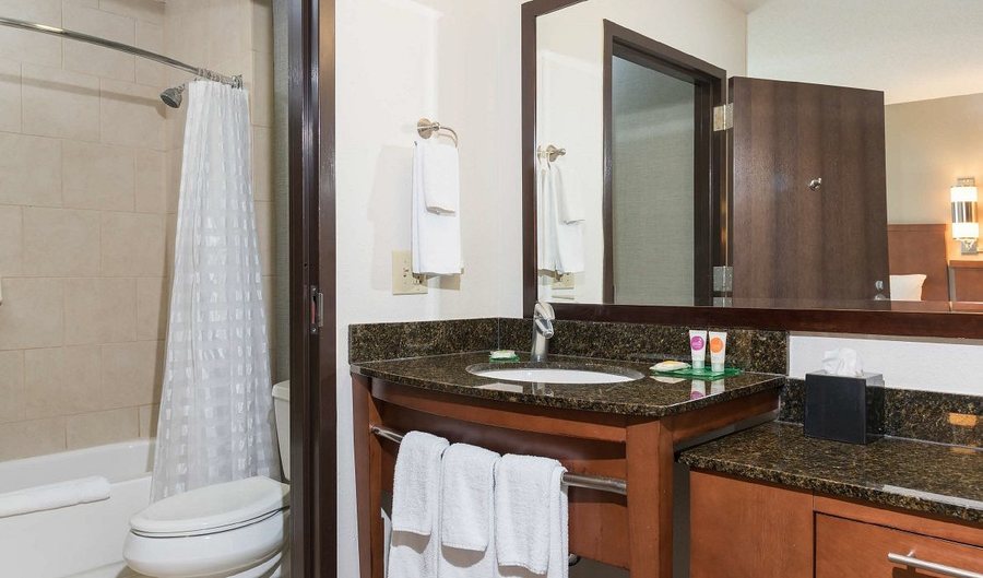 Hyatt Place Lexington — Bathroom