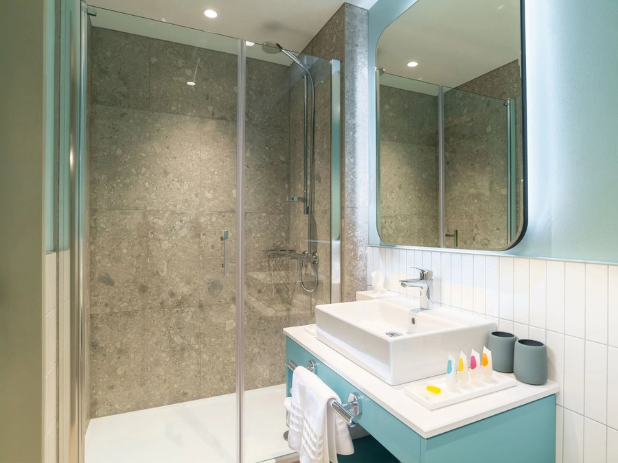 Hyatt Place London City East — Bathroom