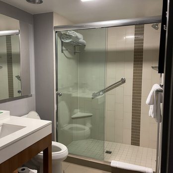 Hyatt Place Los Angeles lax El Segundo — Bathroom