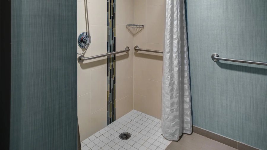 Hyatt Place Louisville East — Bathroom